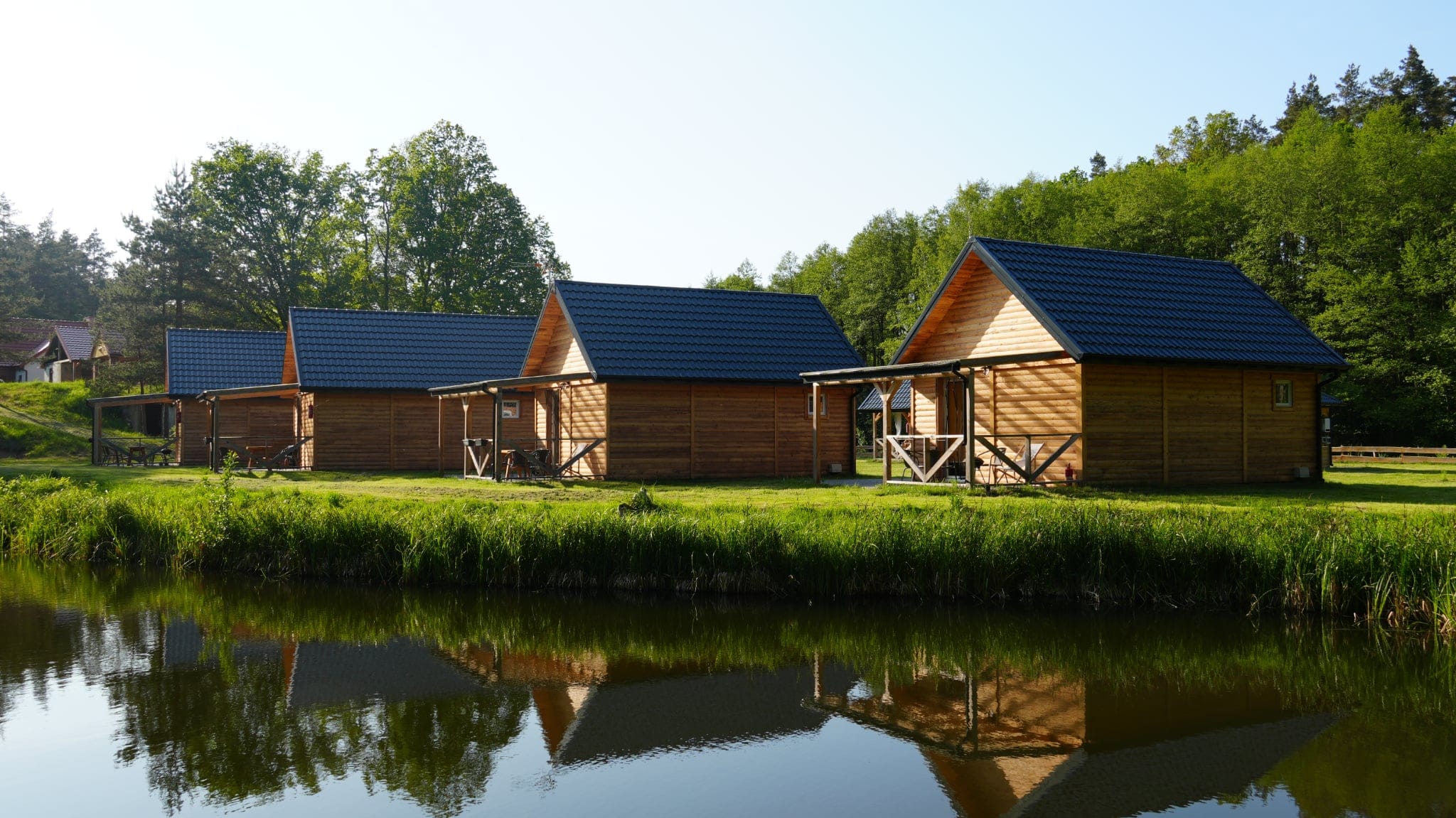 Domki nad stawem w Dęborogach