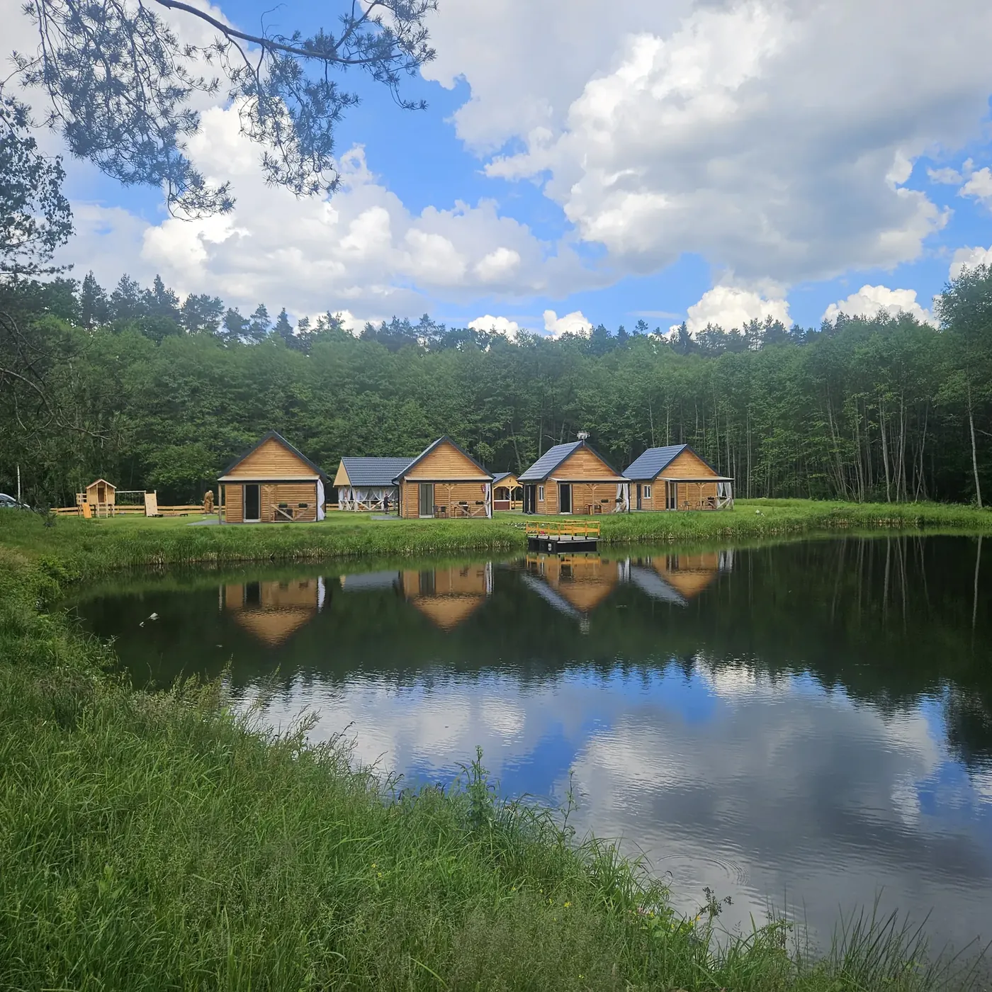 Całoroczne domki nad stawem w Dęborogach